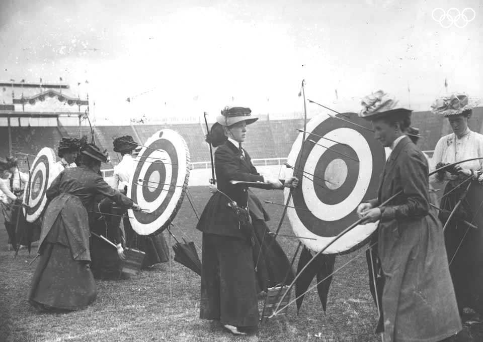 Bueskydning ved OL Sct. Louis 1904 - Women's double Columbia round. De damer medbringer buerne ved markering, idet man skød begge veje...